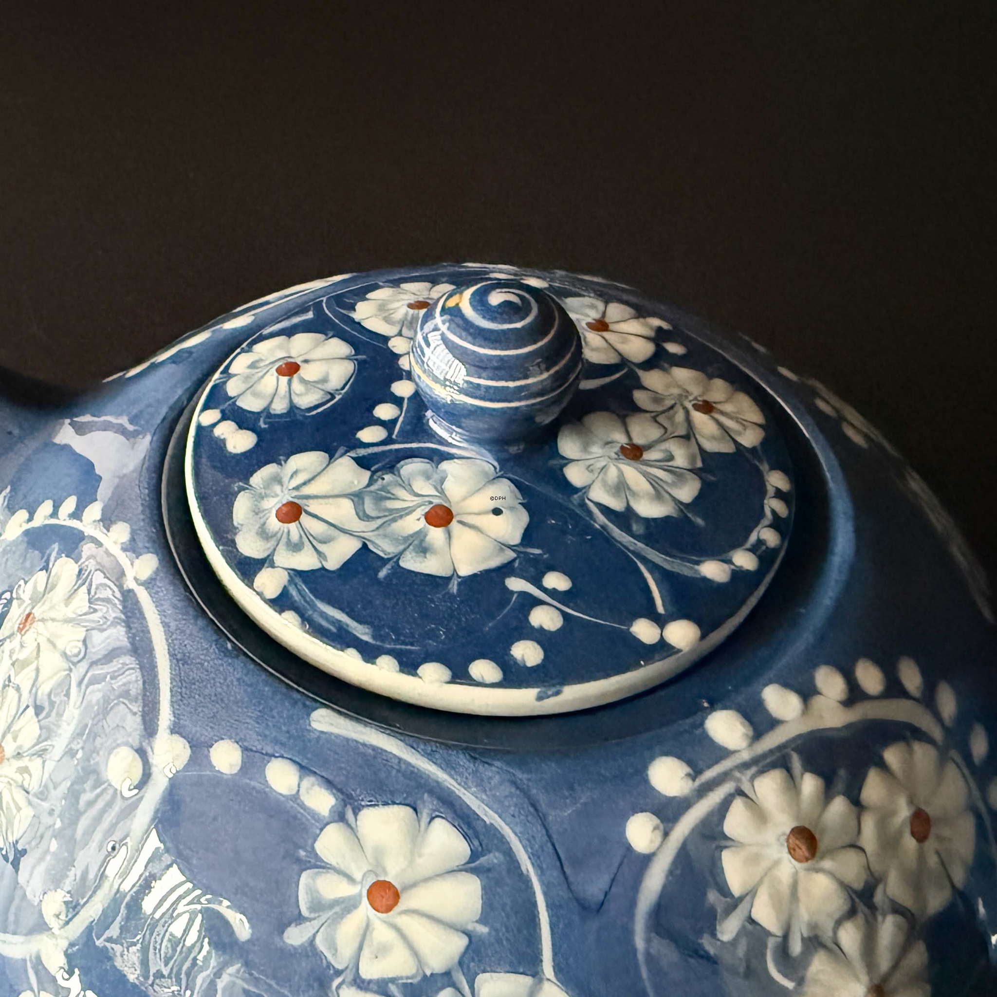 Kähler Keramik Marguerite tekande, marineblå glasur med hvide blomster