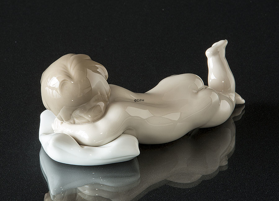 Lladro figur af liggende baby "Sovetid"