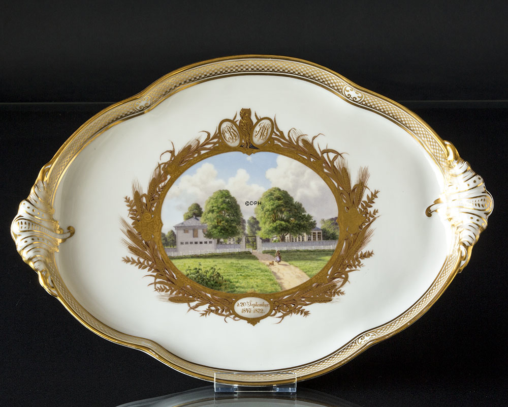 Stor bakke med overglasur dekoration, Royal Copenhagen, Påmalet bygning?  20. september1847-1872