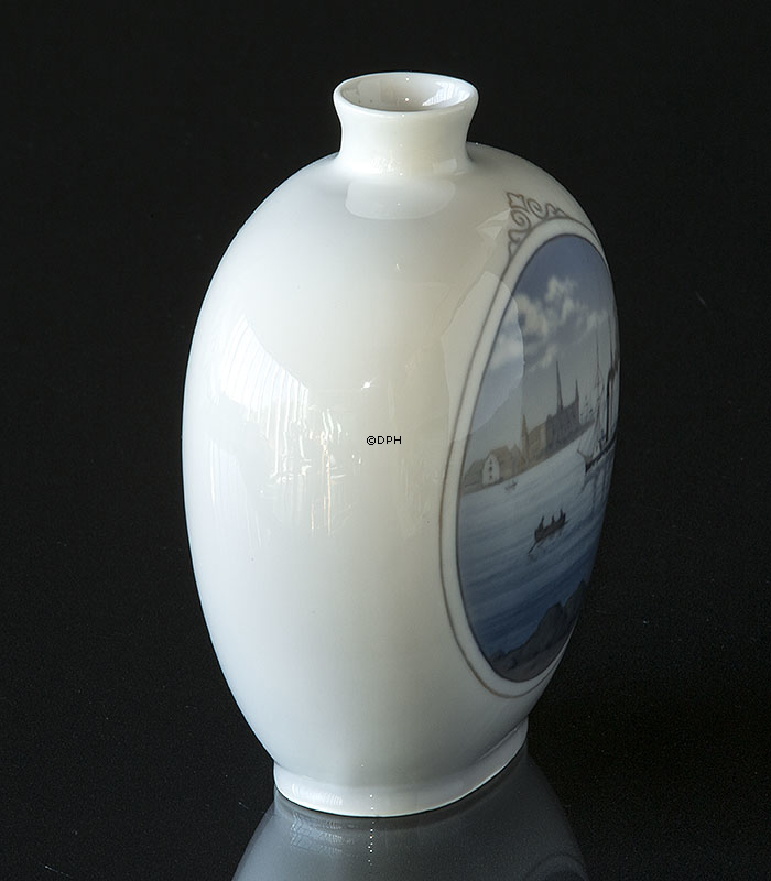 UNICA Oval Royal Copenhagen vase, Signeret Astrid Richter 1937, Privat. Insk. 20.4. 1937 samt monogram. Marinemotiv