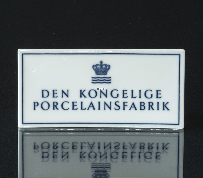Royal Copenhagen skilt "Den kongelige Porcelainsfabrik"