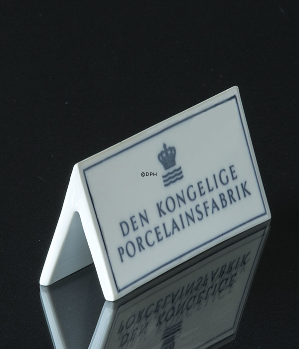 Royal Copenhagen skilt "Den kongelige Porcelainsfabrik"