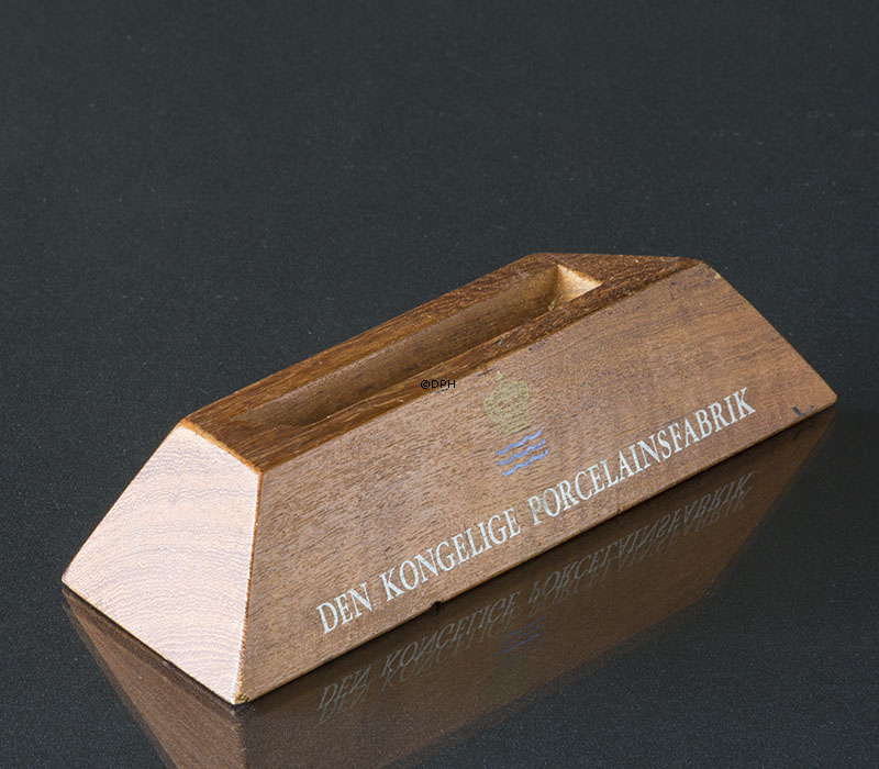 Royal Copenhagen platteholder "Den kongelige Porcelainsfabrik" træ
