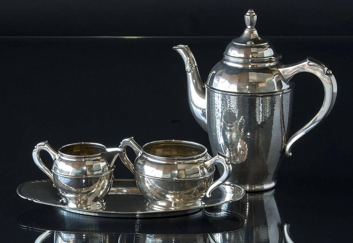 Kaffekande, flødekande og sukkerskål og bakke i sølvplet