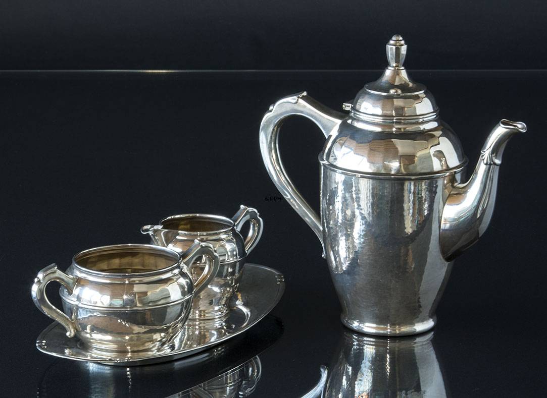 Kaffekande, flødekande og sukkerskål og bakke i sølvplet