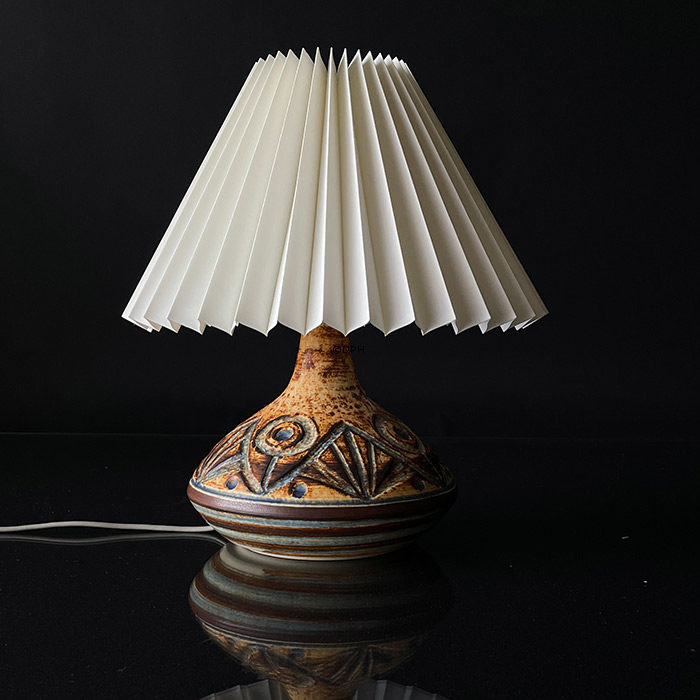 Plissé lampeskærm i off white chintz stof, sidelængde 21cm