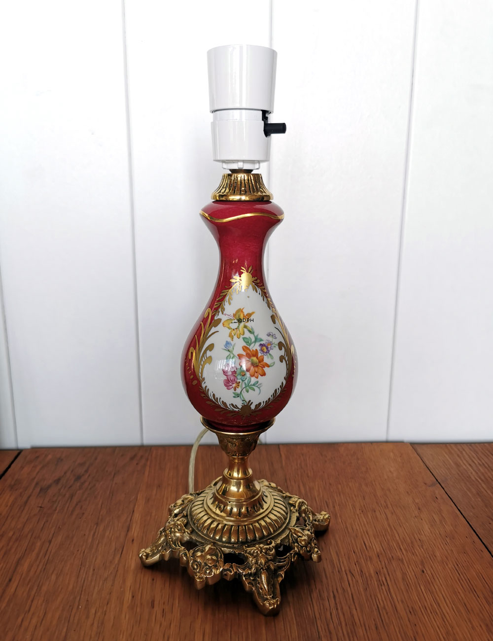 Antik bordlampe med messing fod og porcelænsoverdel