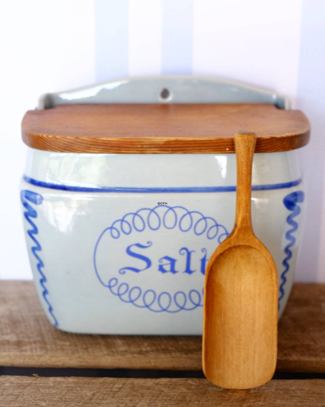 Søholm salt krukke nr. 1714 i fajance (revne ved den ene skrue på låget)