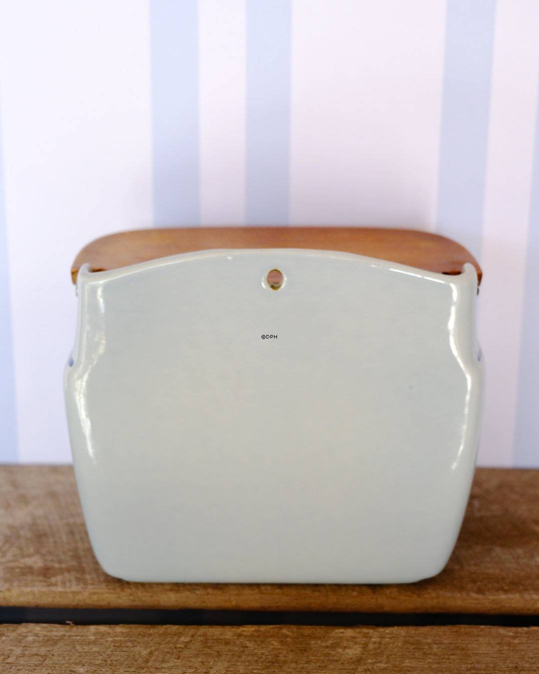 Søholm salt krukke nr. 1714 i fajance (revne ved den ene skrue på låget)