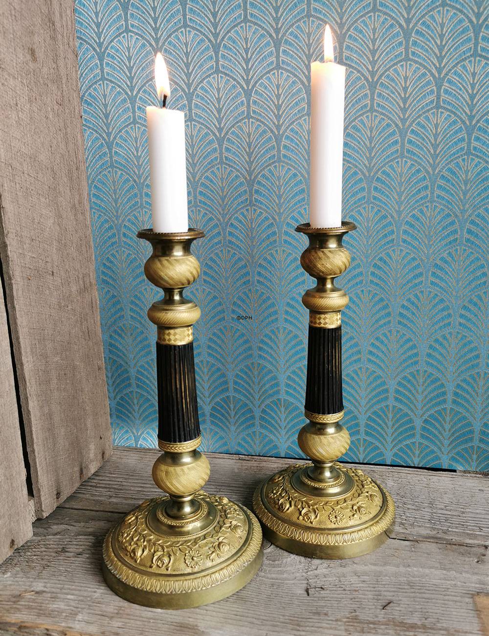 Gamle messing lysestager med dekoration, 25 cm, sæt af 2 stk.