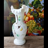 Antike Vasen aus opalweißem Glas mit Blumenmotiv, 2 Stück