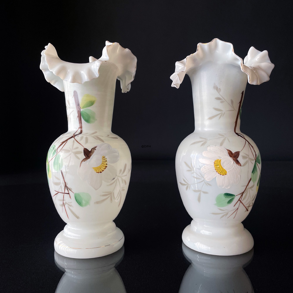 Antikke vaser i opalhvid glas med motiv af blomster, sæt af 2 stk.