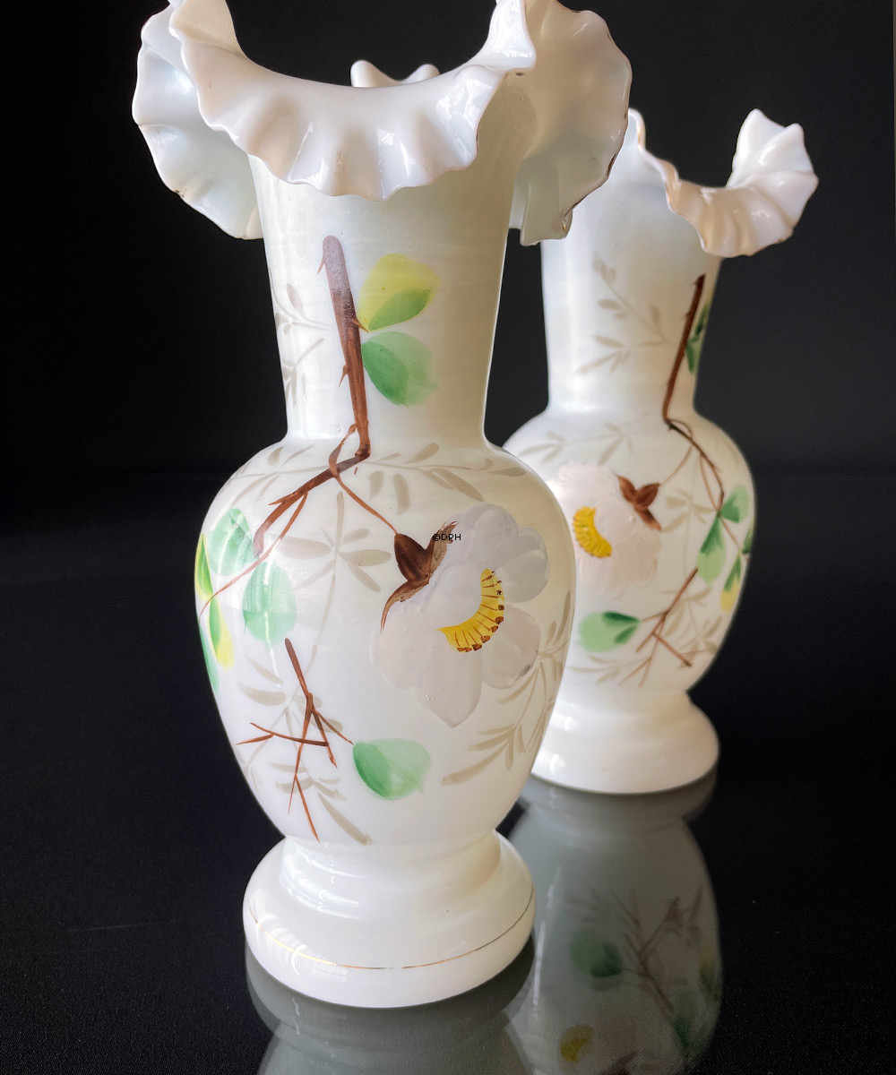 Antikke vaser i opalhvid glas med motiv af blomster, sæt af 2 stk.