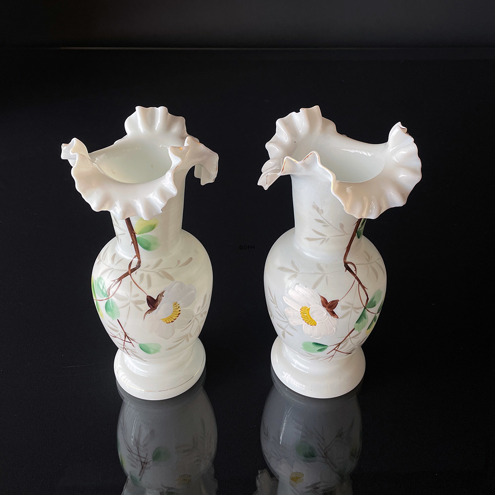 Antikke vaser i opalhvid glas med motiv af blomster, sæt af 2 stk.