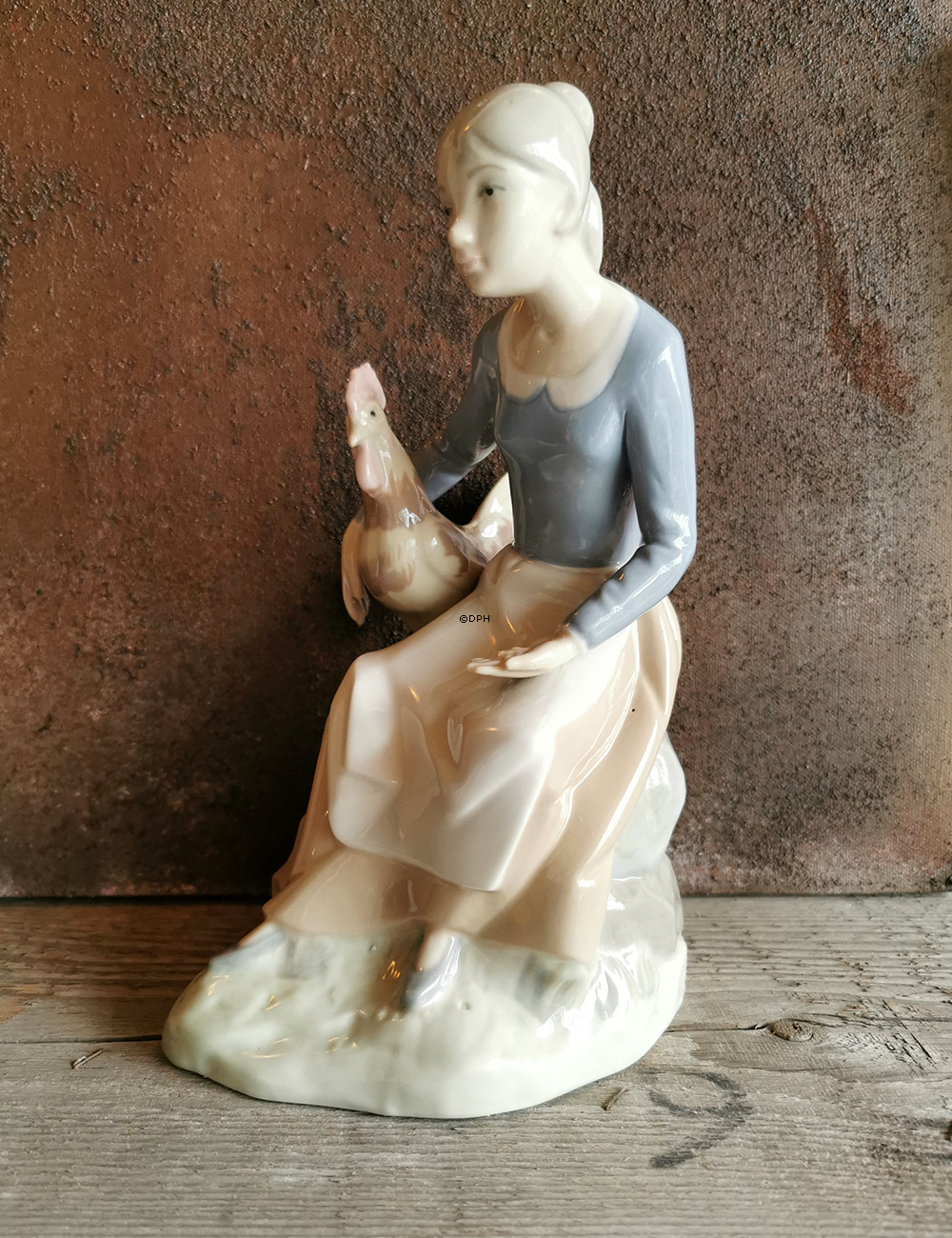 Figur af pige med hane, mærket nr. 243