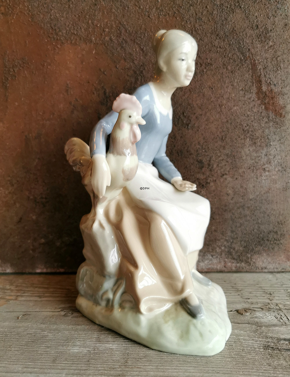Figur af pige med hane, mærket nr. 243