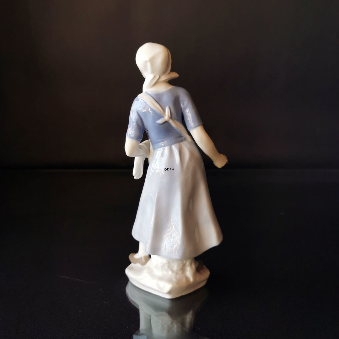 Tysk figur af pige med korn i forklædet, pige fodrer høns, figur nr. 10924