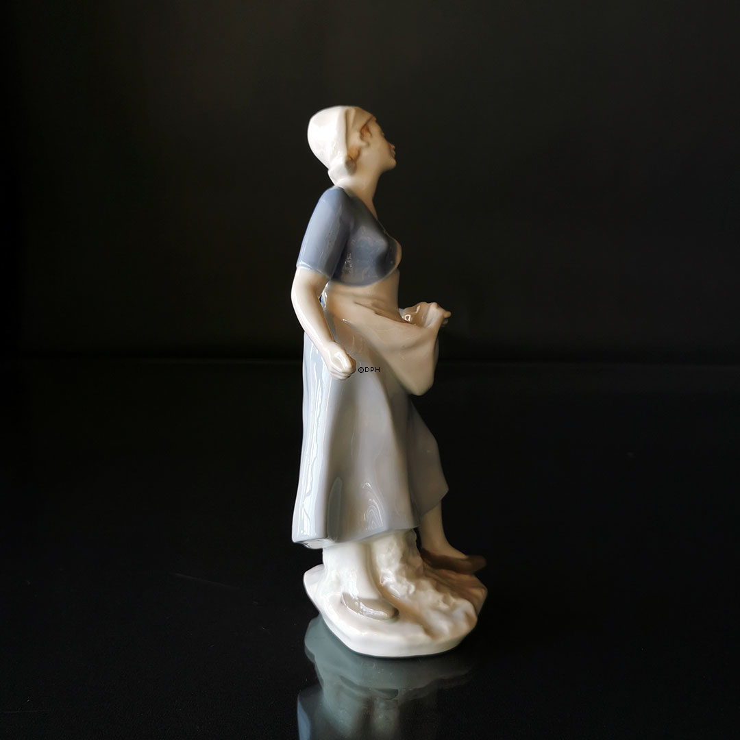 Tysk figur af pige med korn i forklædet, pige fodrer høns, figur nr. 10924