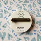 Royal Copenhagen porcelæns broche, International Police Association Femina