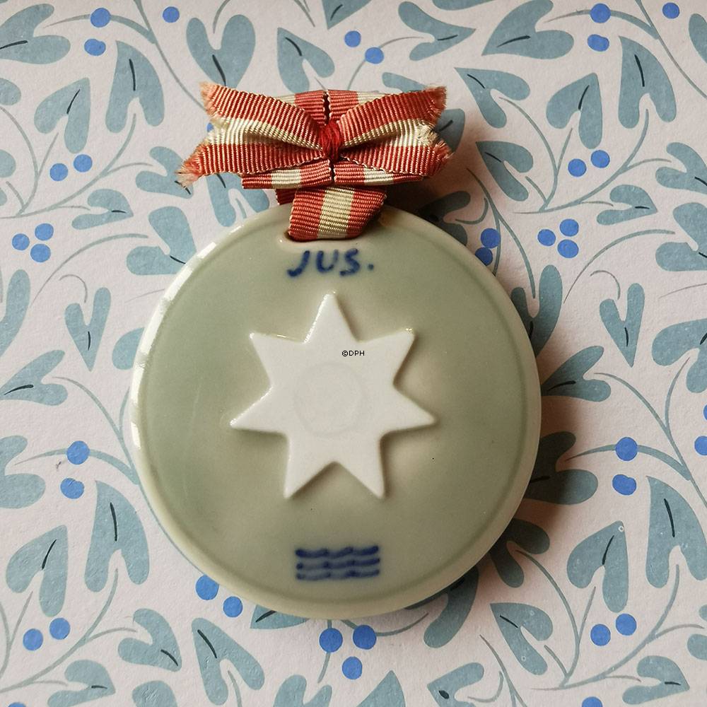 Royal Copenhagen porcelæns broche, Virum Venners Juleglæde