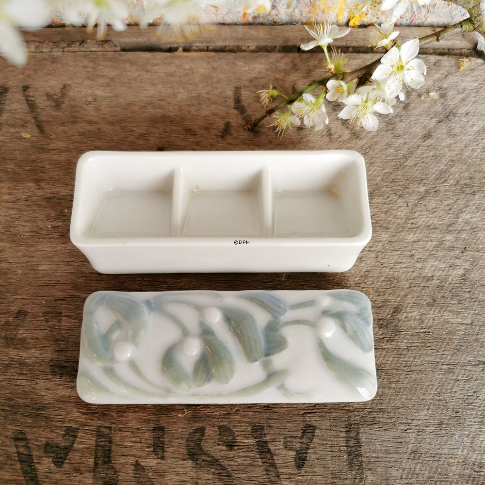 Bonbonniere med motiv af grønne blomster, Bing & Grøndahl nr. 2/1017