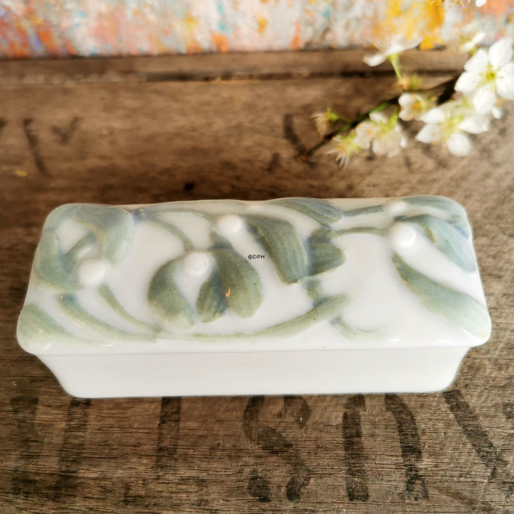 Bonbonniere med motiv af grønne blomster, Bing & Grøndahl nr. 2/1017