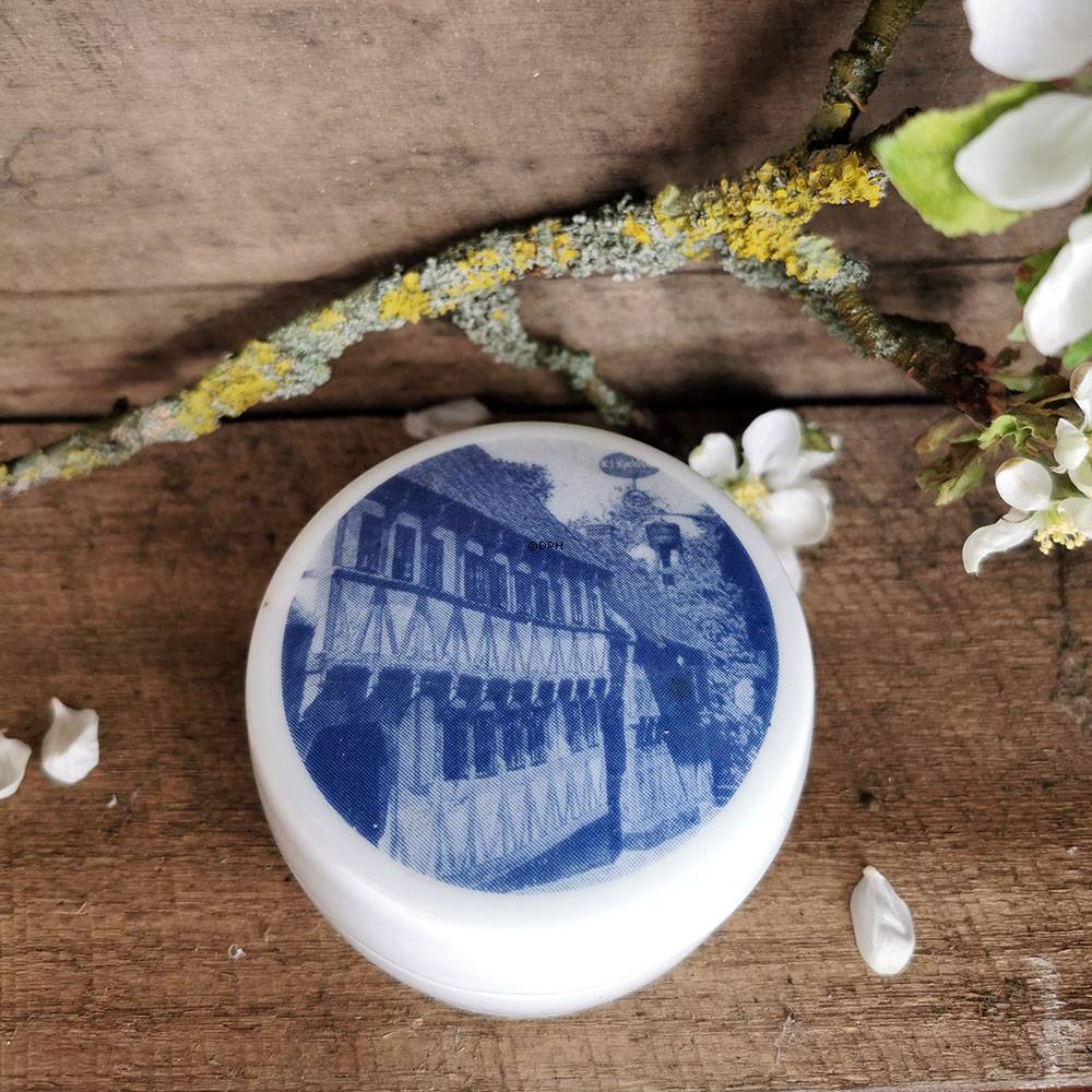 Bonbonniere med motiv af gammel bindingsværksgård, Bing & Grøndahl nr. 5810