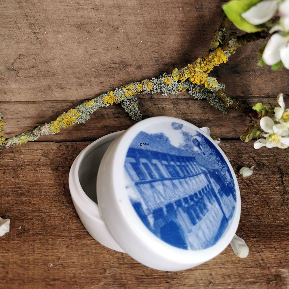 Bonbonniere med motiv af gammel bindingsværksgård, Bing & Grøndahl nr. 5810