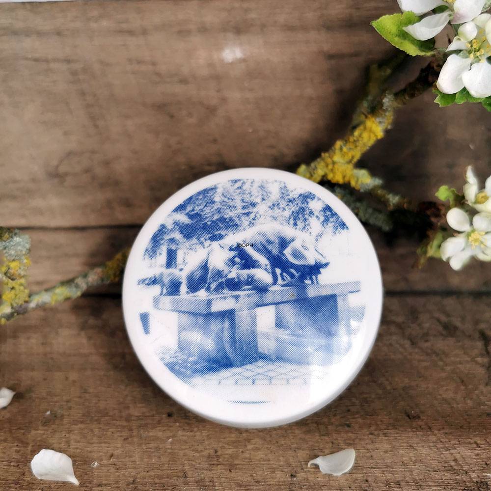 Bonbonniere med motiv af grise på en bænk, Bing & Grøndahl nr. 5810