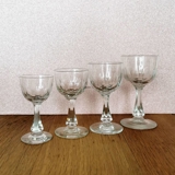 Vinglas med udskæring og kantet stilk ca. 13,5 cm