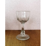 Vinglas med udskæring og kantet stilk ca. 12 cm
