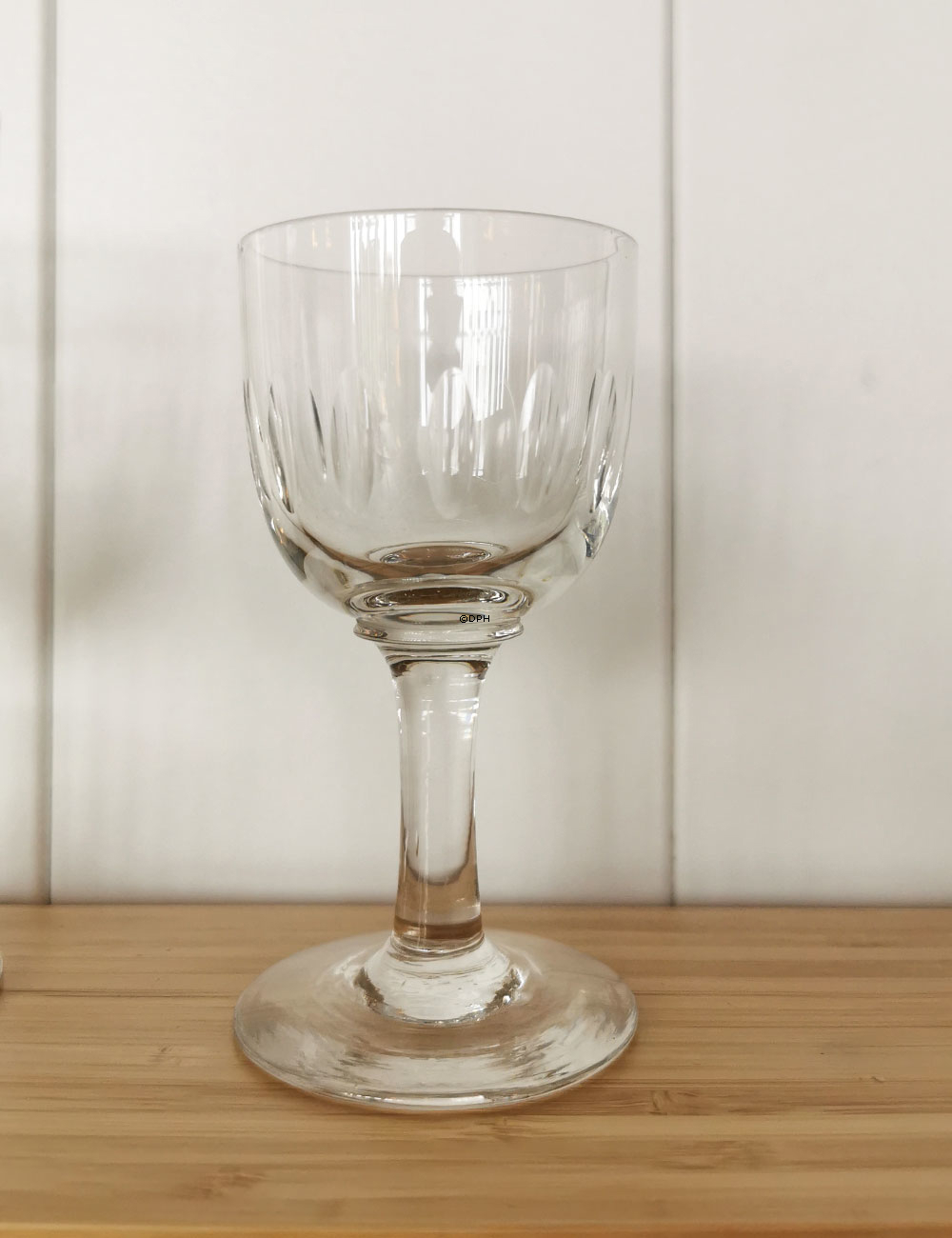 Vinglas med udskæring