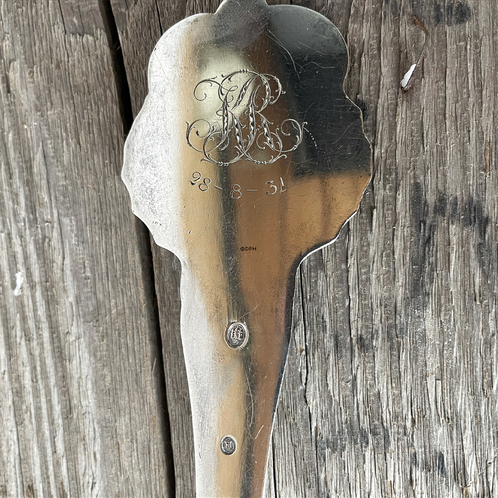 Serveringsske i Tretårnet sølv 925 (med indskrift og monogram 28-08-31)