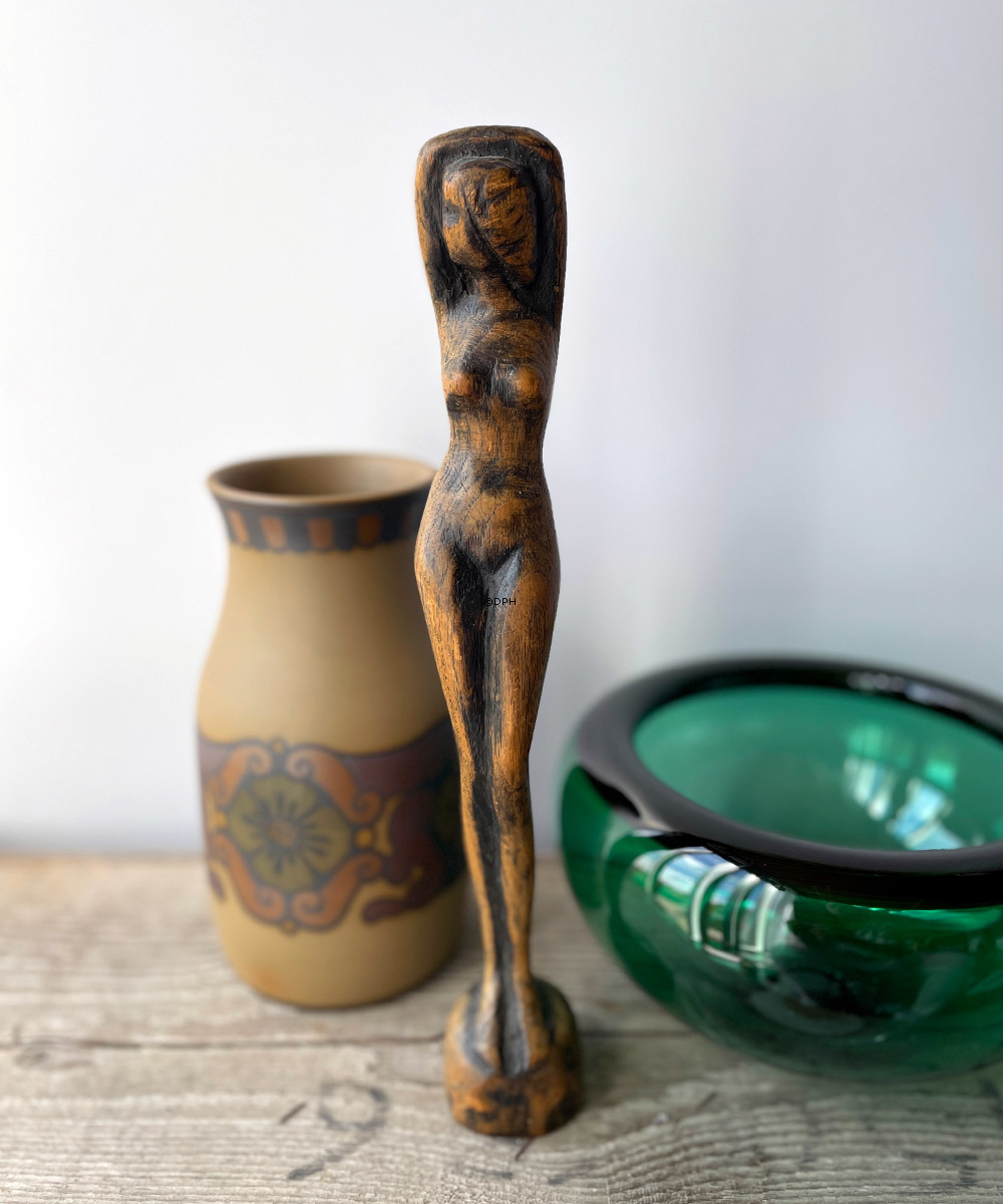 Otto P kvindefigur, Figur i træ. Signeret "Otto P", Otto Pedersen, 1902-95, Odense