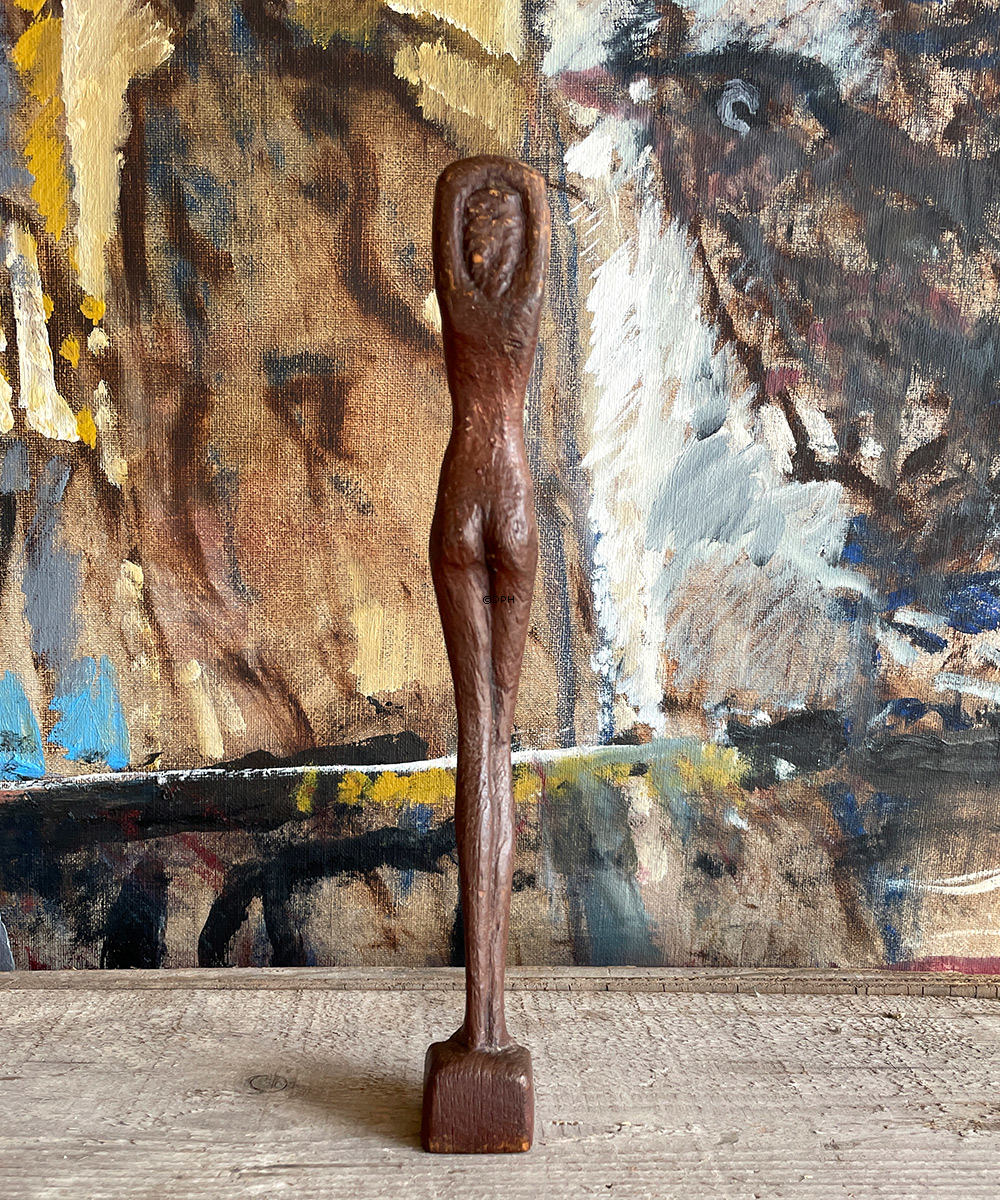 Otto P kvindefigur, Figur i rødligt træ. Signeret "Otto P", Otto Pedersen, 1902-95, Odense