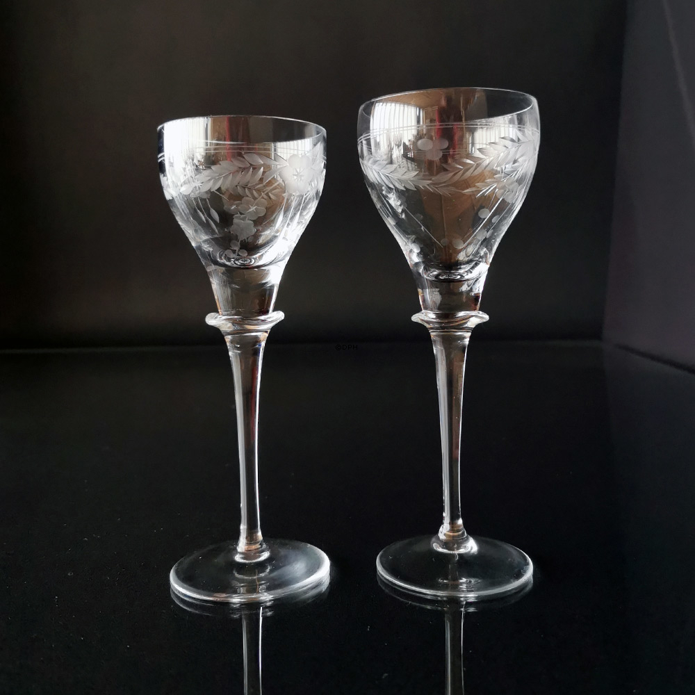 Vintage Drikkeglas 8 store og 9 mindre, ialt 17 stk. - Tjekkisk Krystal glas med ranke gravering