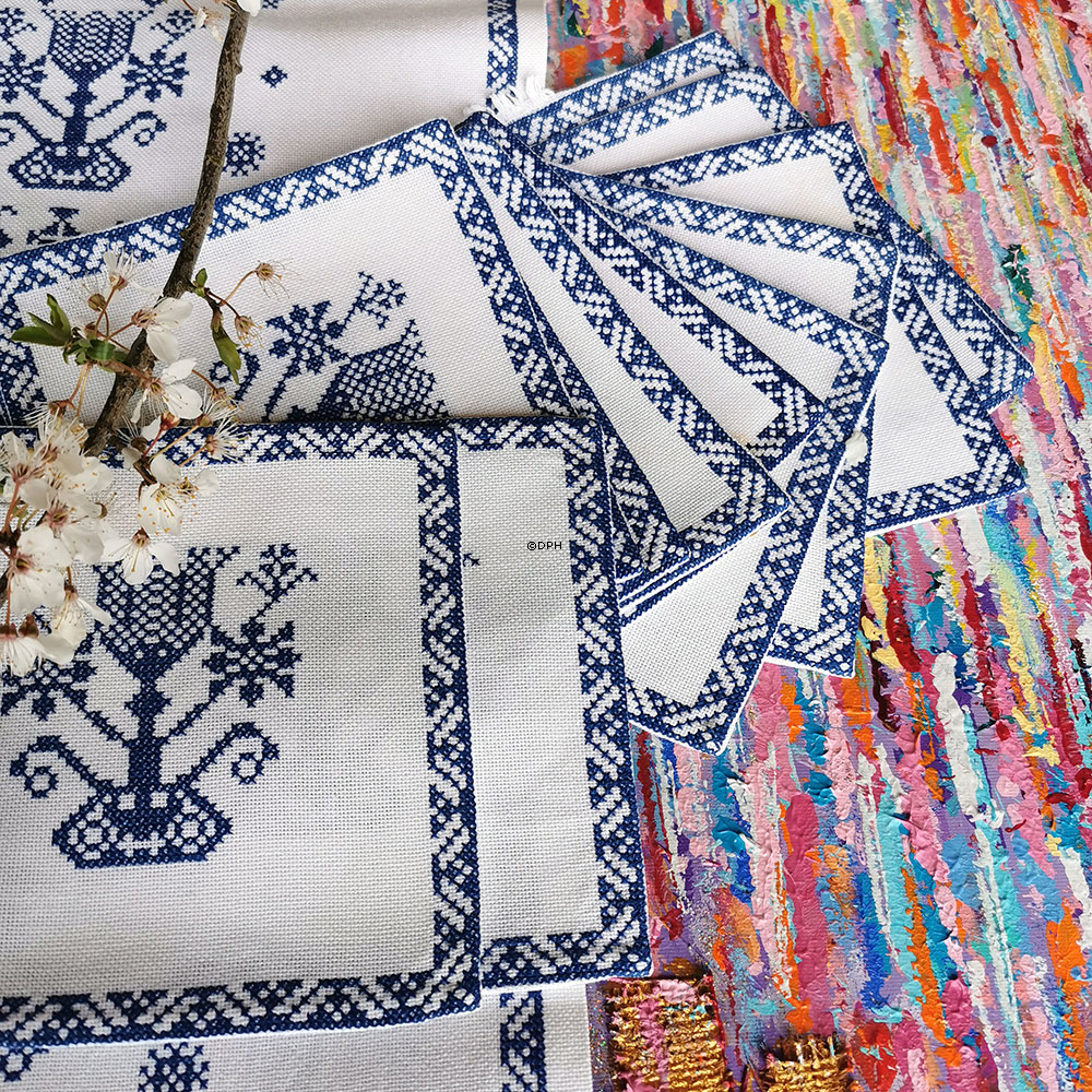 Broderet bordløber og mellemlægsservietter med blå mønster