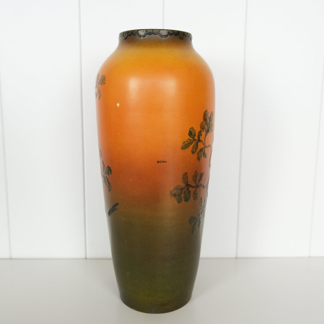 Høj Ipsen vase med påfugle nr. 706