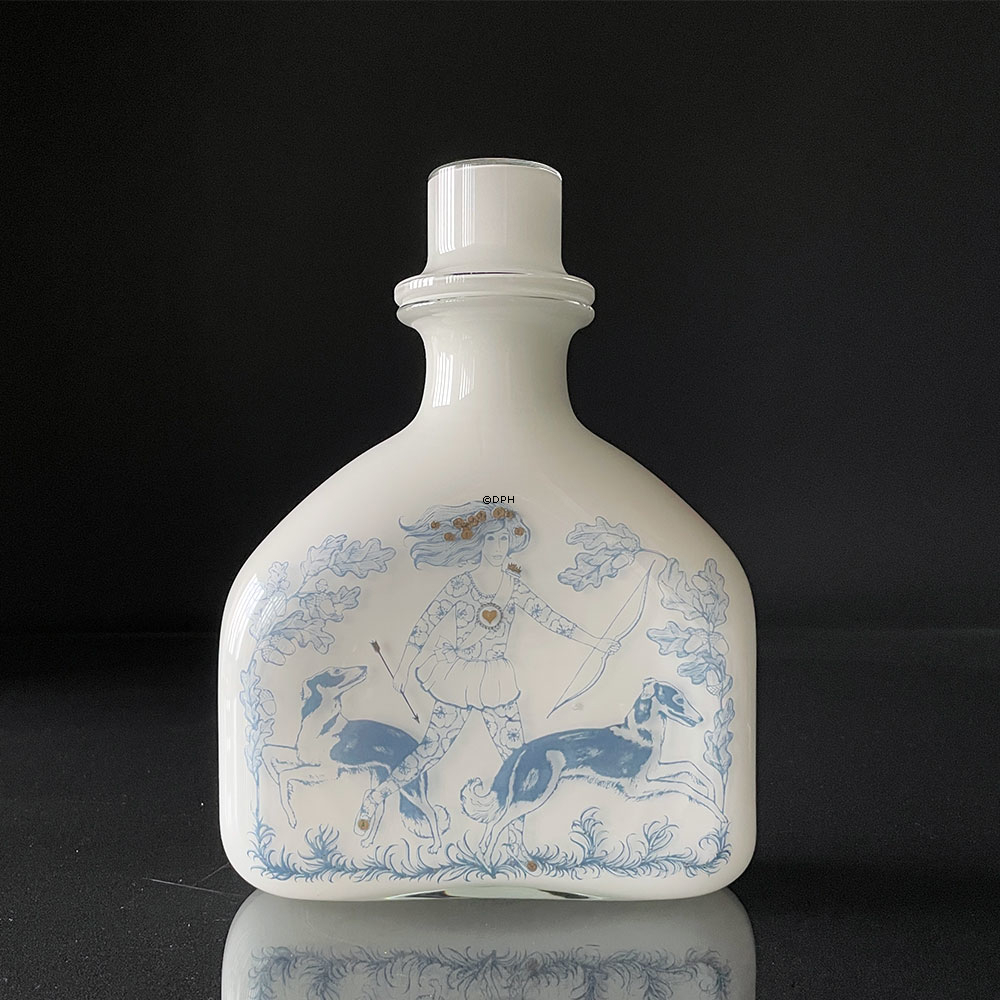 Holmegaard Karaffel, i serien Blue Magic, opal hvid med blå dekoration