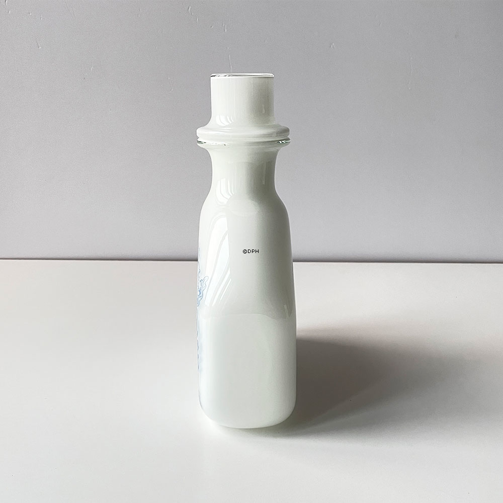 Holmegaard Karaffel, i serien Blue Magic, opal hvid med blå dekoration