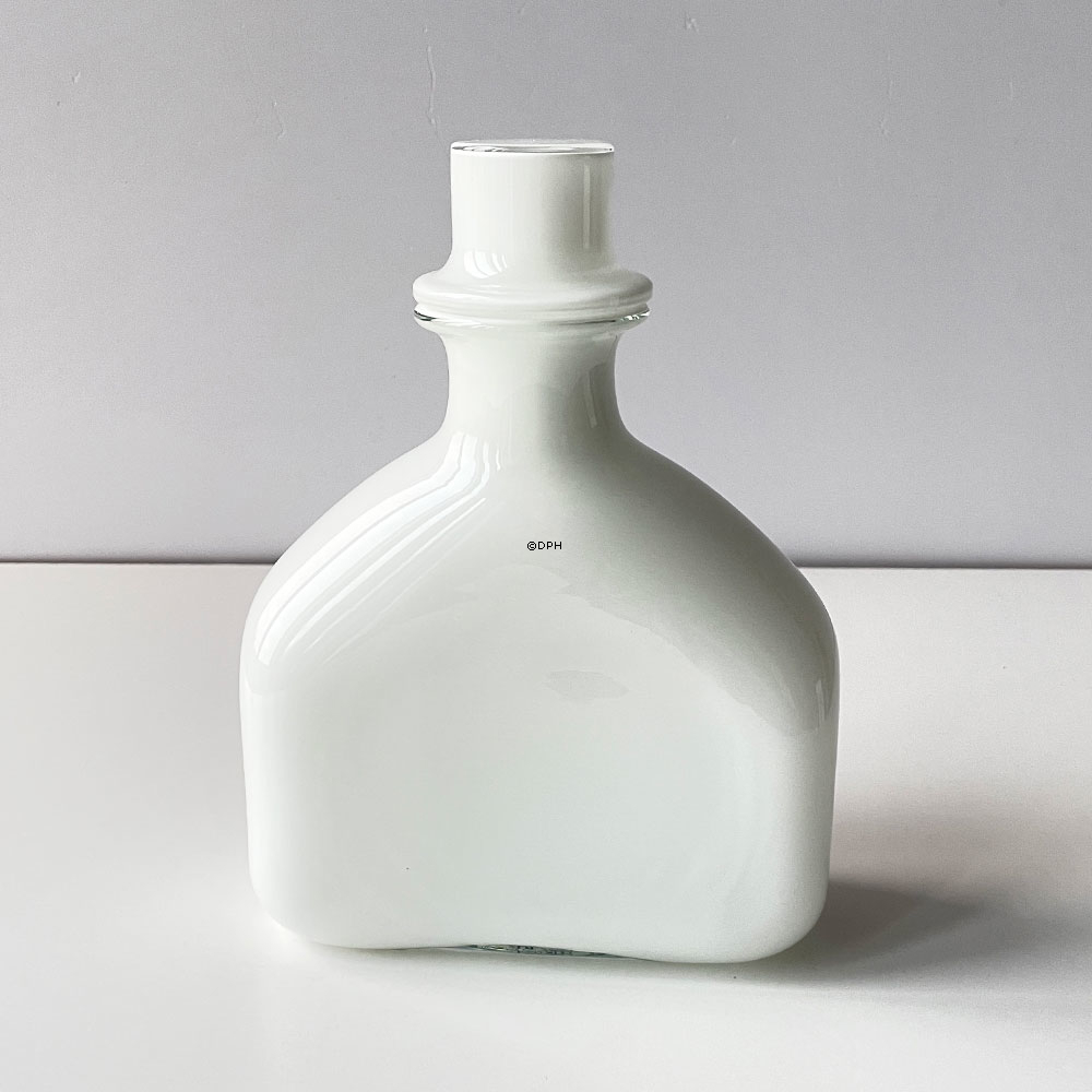 Holmegaard Karaffel, i serien Blue Magic, opal hvid med blå dekoration