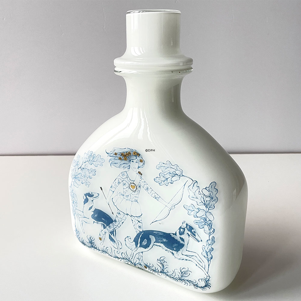 Holmegaard Karaffel, i serien Blue Magic, opal hvid med blå dekoration