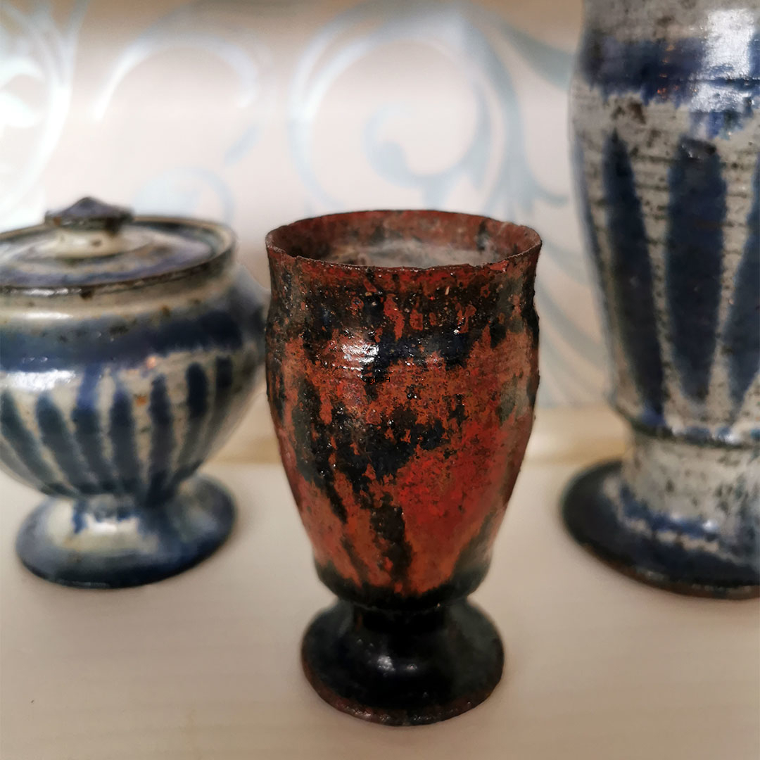 Gutte Eriksen lille bæger udført i keramik med flot rødbrun glasur (lidt småskår i kanten)