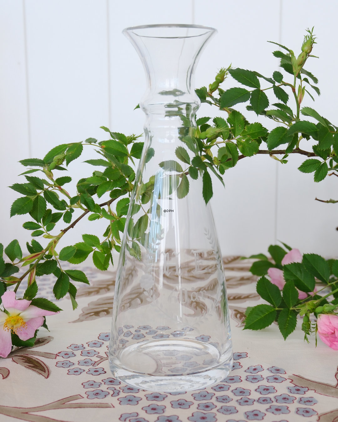 Karaffel i glas med slibning H.E 60 år