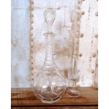 Karaffel i glas med slibninger på prop og fod