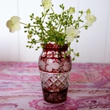 Lille krystal glas vase, med slibninger og bordeaux farvet glas