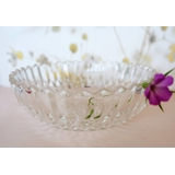 Glas skål med blomst og takkede kanter