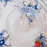 Glas skål med blomst og takkede kanter