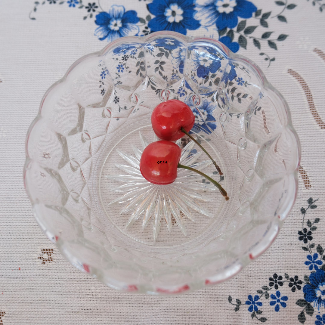 Glas skål med slibninger