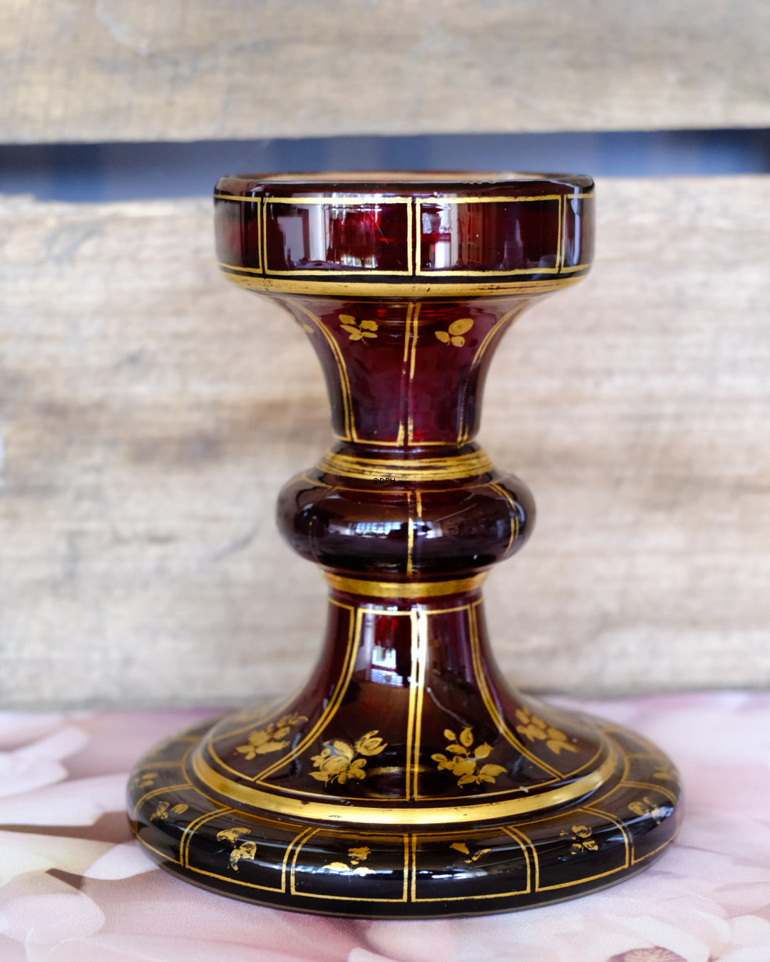 Lysestage i rød glas med gulddekoration